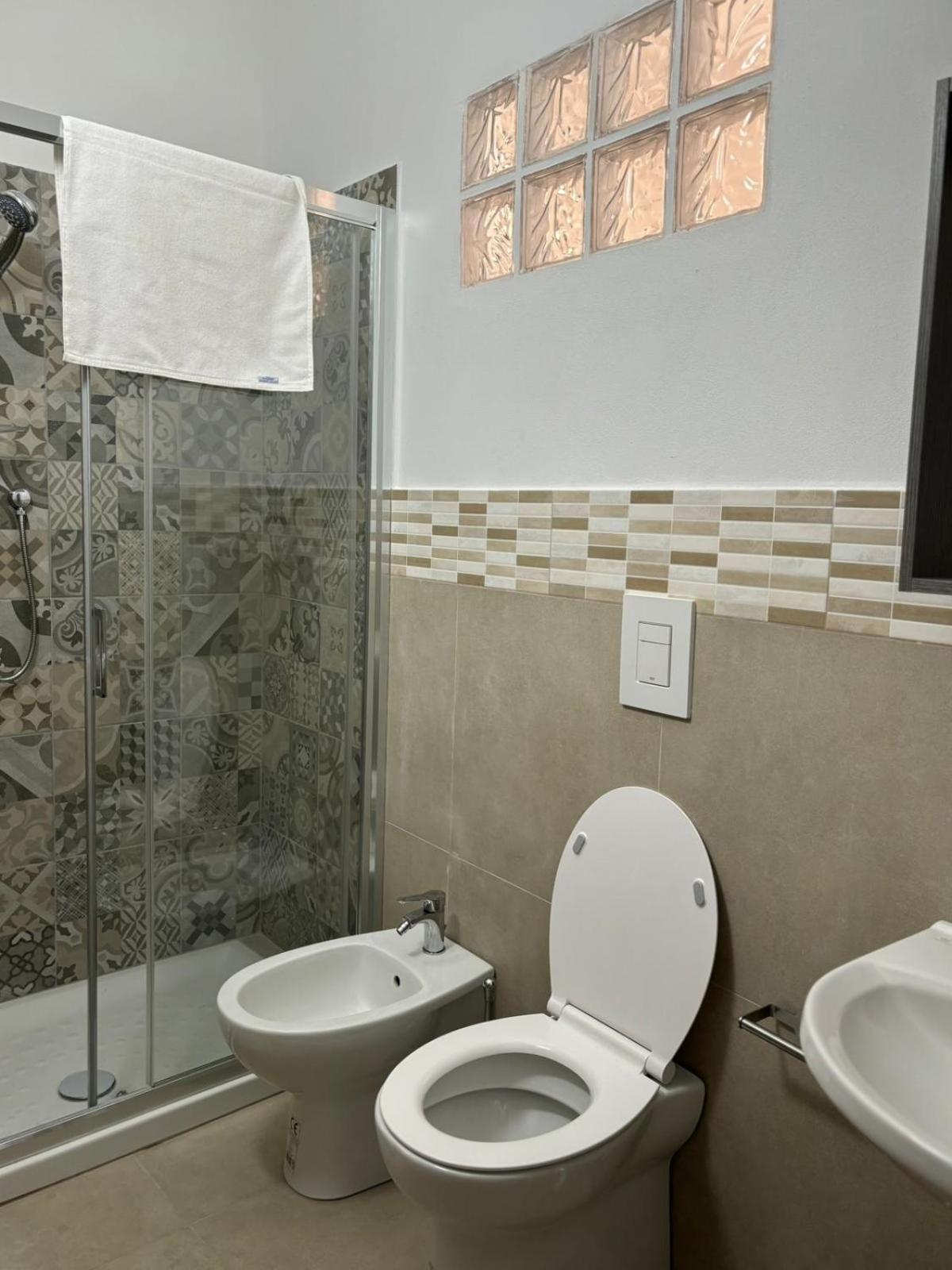 Fiore Apartments Fiorenzuola d'Arda Bagian luar foto