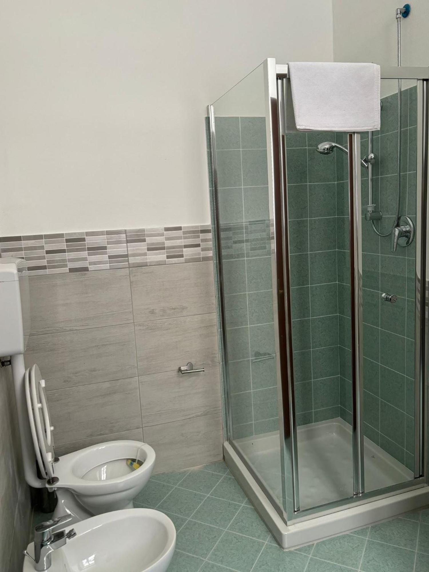 Fiore Apartments Fiorenzuola d'Arda Bagian luar foto